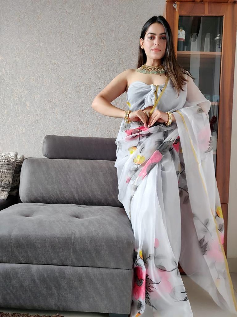 Malaika Arora or Deepika Padukone: Which diva nailed the floral saree?